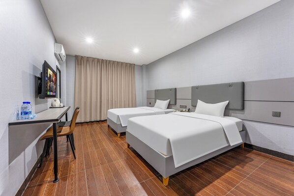 Deluxe Twin Room | Minibar, desk, blackout drapes, free WiFi - Kaixin Express Hotel (Shenzhen)
