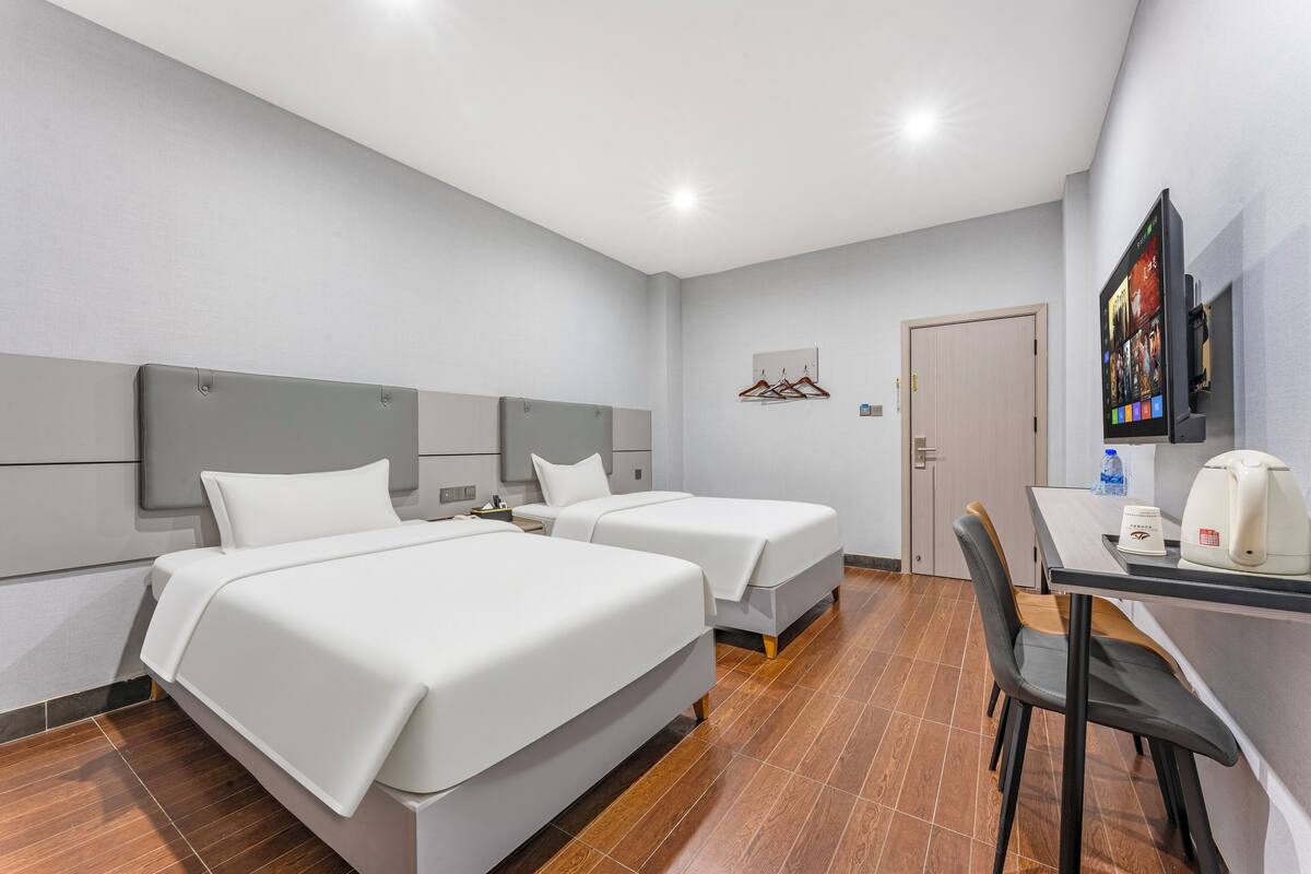 Quarto duplo empresarial | Frigobar, escrivaninha, cortinas blackout, Wi-Fi de cortesia