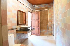 Eenvoudige kamer | Badkamer | Een douche, gratis toiletartikelen, een haardroger, handdoeken