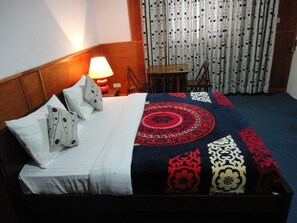 Deluxe tweepersoonskamer, 1 kingsize bed | 1 slaapkamer, luxe beddengoed, een bureau, een strijkplank/strijkijzer