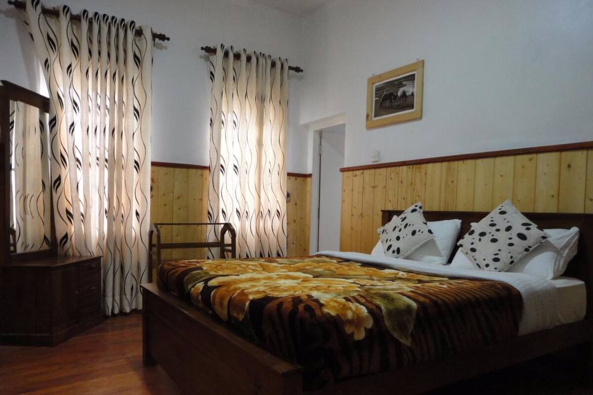 Phòng đôi Tiêu chuẩn, 1 giường cỡ queen, quang cảnh núi | 1 phòng ngủ, bộ đồ giường cao cấp, bàn, bàn ủi/dụng cụ ủi quần áo 