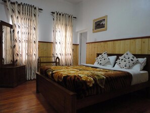 Standard Double Room, 1 Katil Ratu (Queen), Mountain View | 1 bilik tidur, peralatan tempat tidur premium, meja