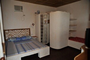 Escritorio, wifi gratis y ropa de cama 