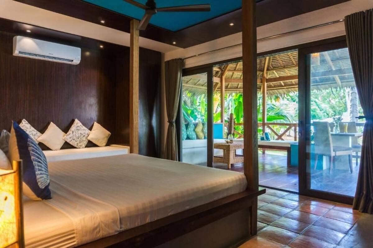 Cottage, quang cảnh biển | Minibar, két bảo mật tại phòng, bàn 