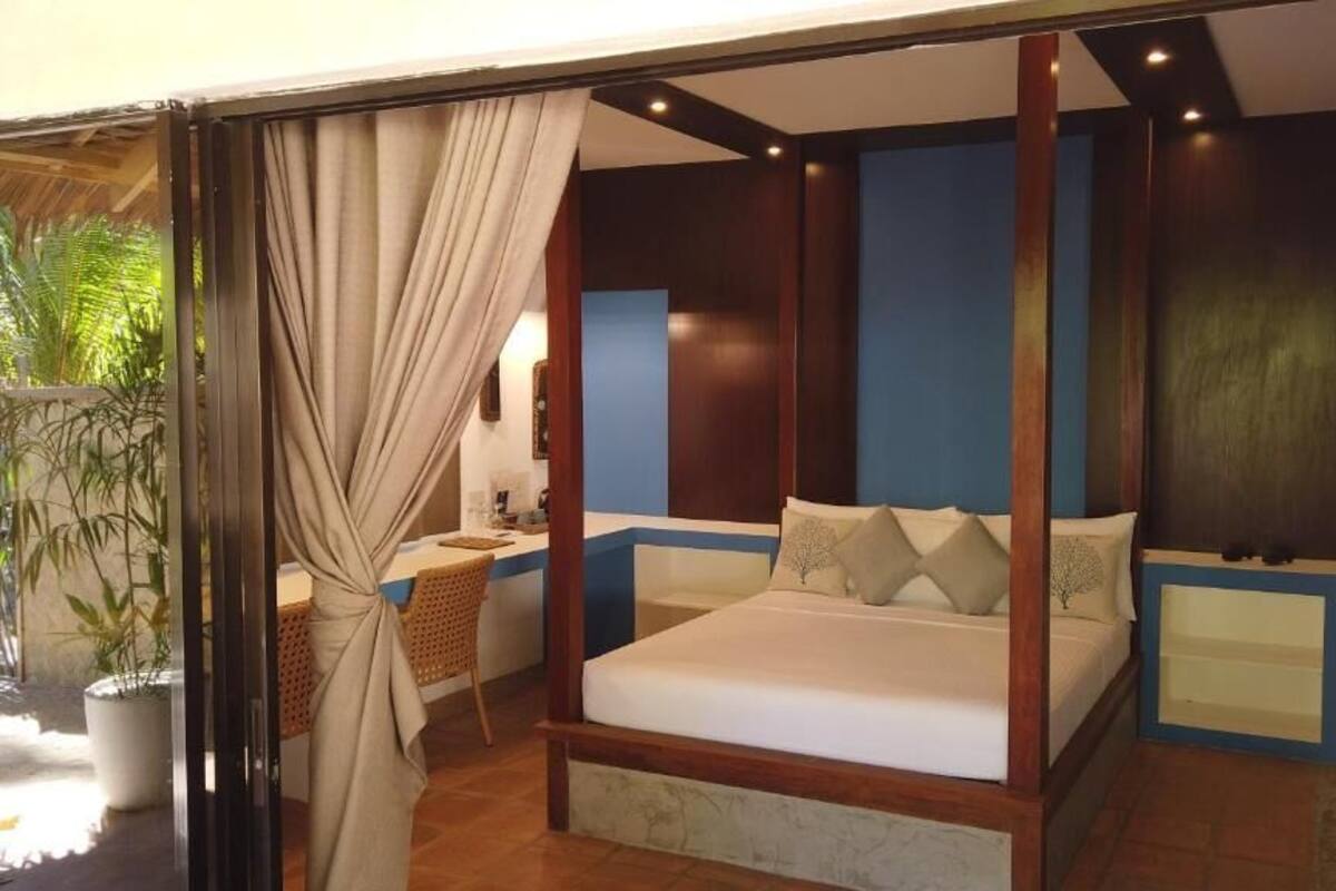 Phòng Deluxe, quang cảnh vườn | Minibar, két bảo mật tại phòng, bàn 