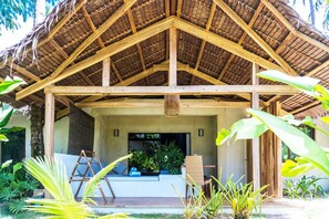 Habitación Deluxe, vista al jardín | Minibar, caja de seguridad en la habitación, escritorio y wifi gratis