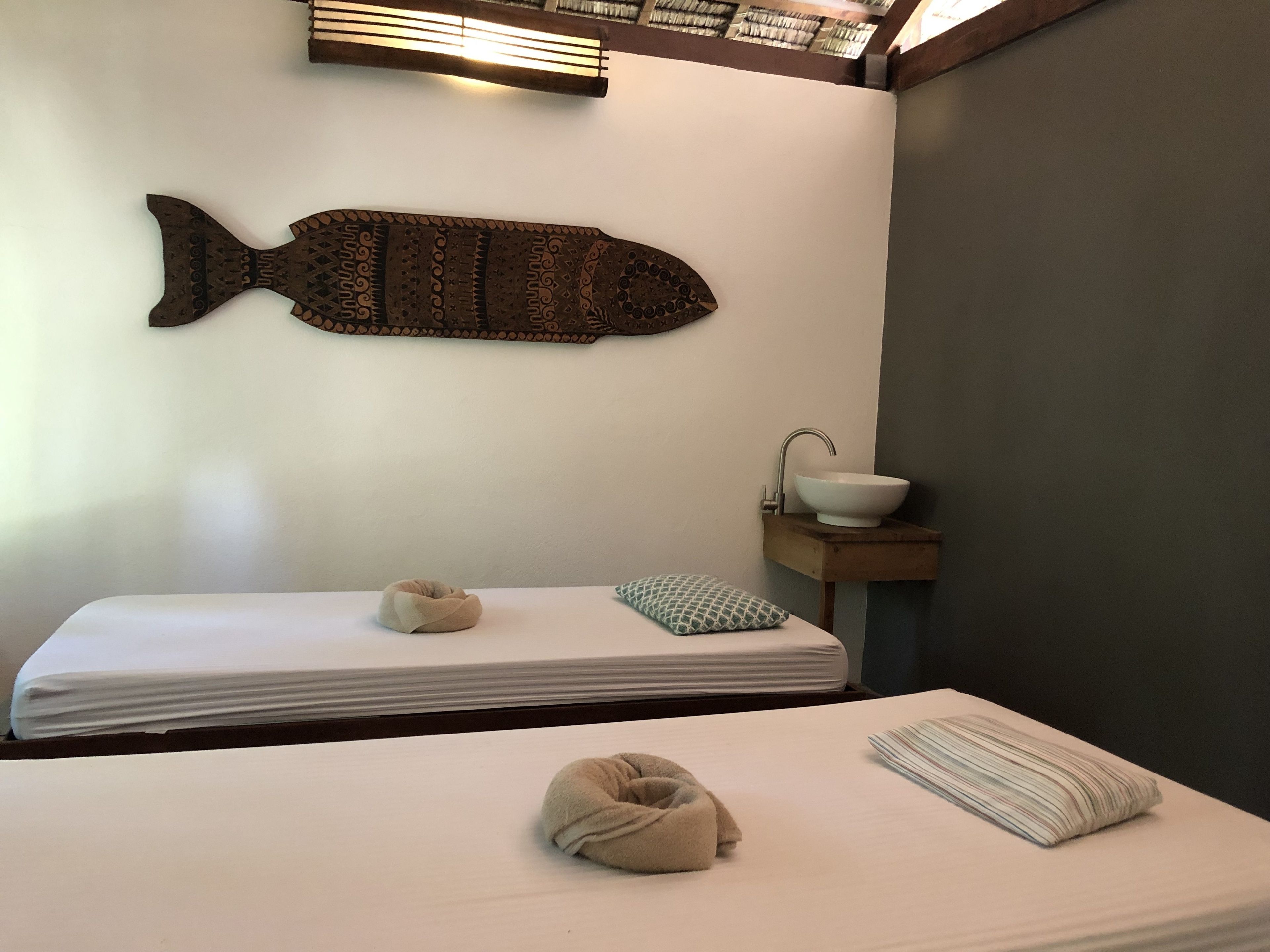 ホットストーンマッサージ、ディープティシュー マッサージ、タイ式マッサージ、3  室のトリートメントルーム、マッサージ