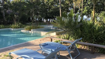 Een buitenzwembad en ligstoelen