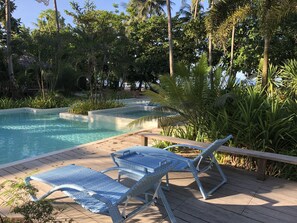 Outdoor pool, sun loungers - El Nido Mahogany Beach (El Nido)