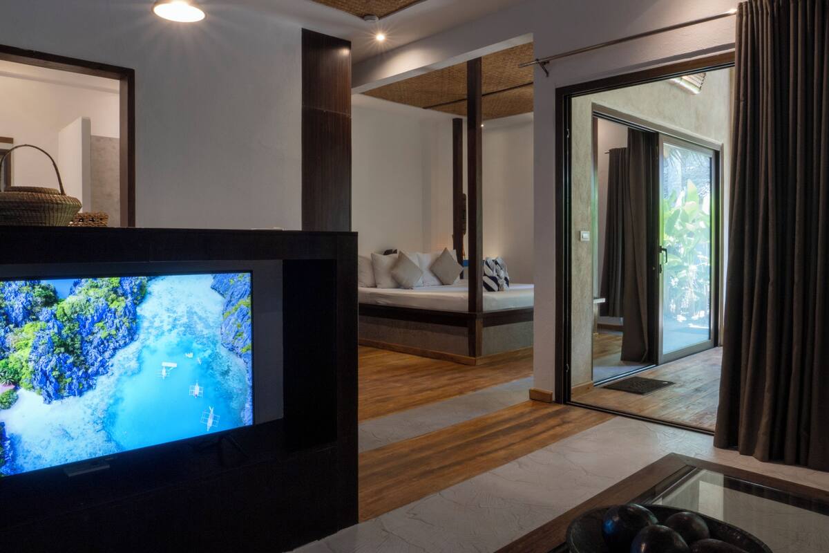 Phòng Suite Premier, quang cảnh vườn | Minibar, két bảo mật tại phòng, bàn 