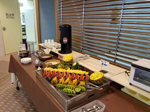 A buffet setup with various fruits and beverages. - Yamaga Onsen Ryokan Hosokawa (Yamaga)