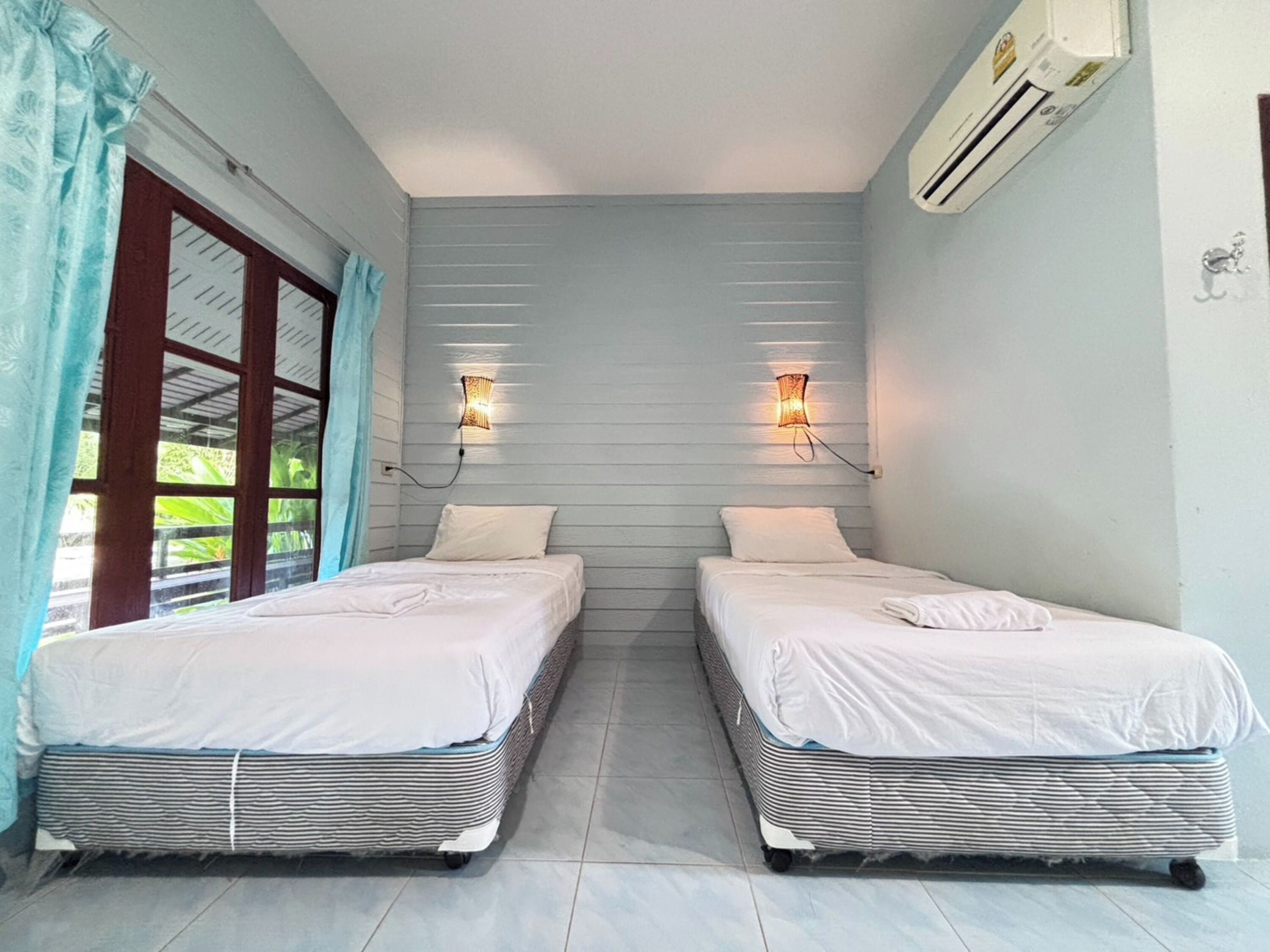 WiFi (free), bed sheets