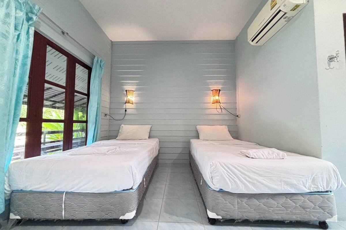 WiFi (free), bed sheets