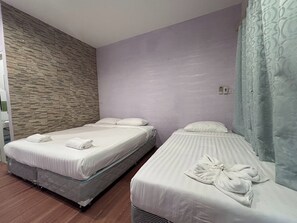 Deluxe Triple Room | Free WiFi, bed sheets - Aioun At Amphawa (Amphawa)