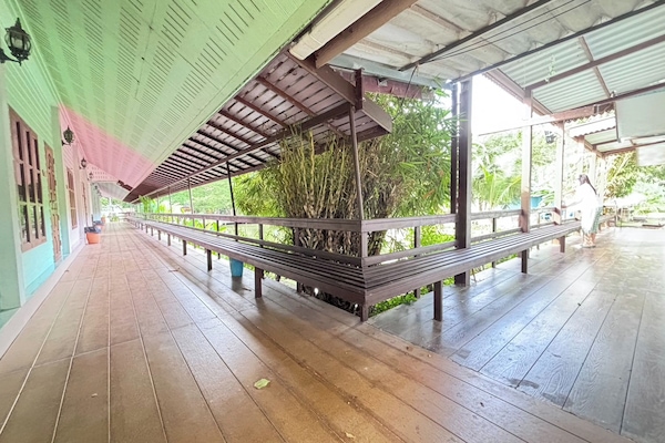 Vista frontal de la propiedad