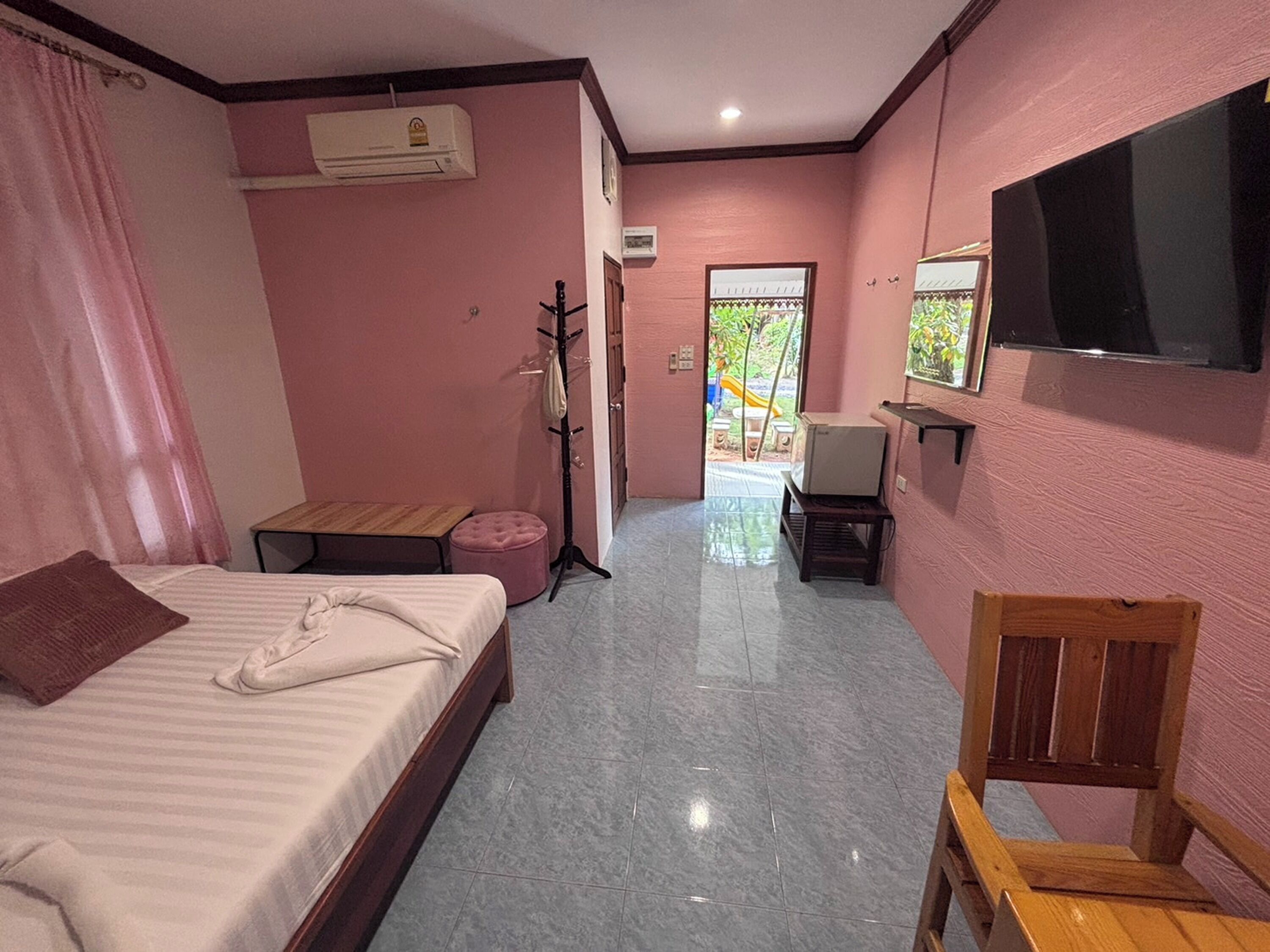 WiFi (free), bed sheets