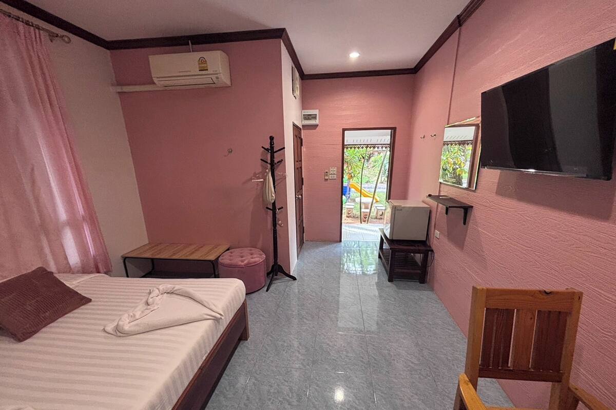WiFi (free), bed sheets