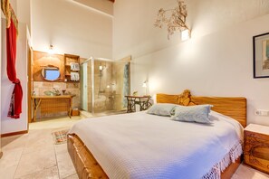 Suite, vista al mar | Minibar, caja de seguridad en la habitación y escritorio 