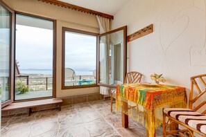 Twin Room, Sea View | Minibar, in-room safe, desk, free cribs/infant beds - Mavi Keci Otel (Karaburun)