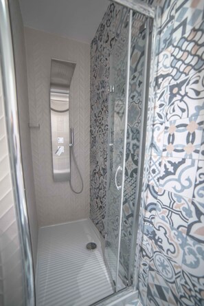 Double Room, Sea View | Bathroom shower - B&B Mareé Seafront Molfetta (Molfetta)