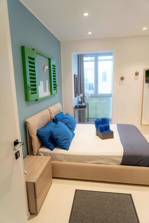 A bedroom with a bed, a dresser, a mirror, and a window. - B&B Mareé Seafront Molfetta (Molfetta)