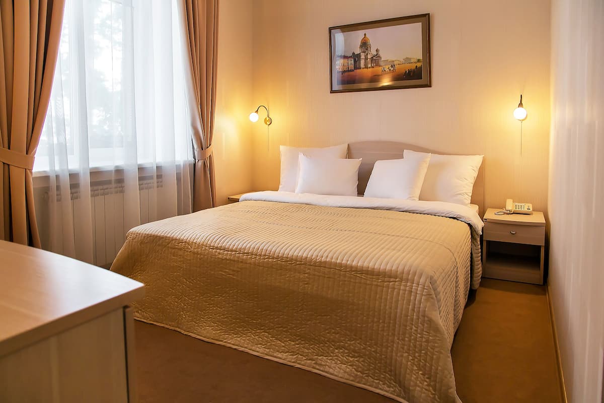 Habitación básica, vista al jardín | 1 habitación, ropa de cama de alta calidad y minibar