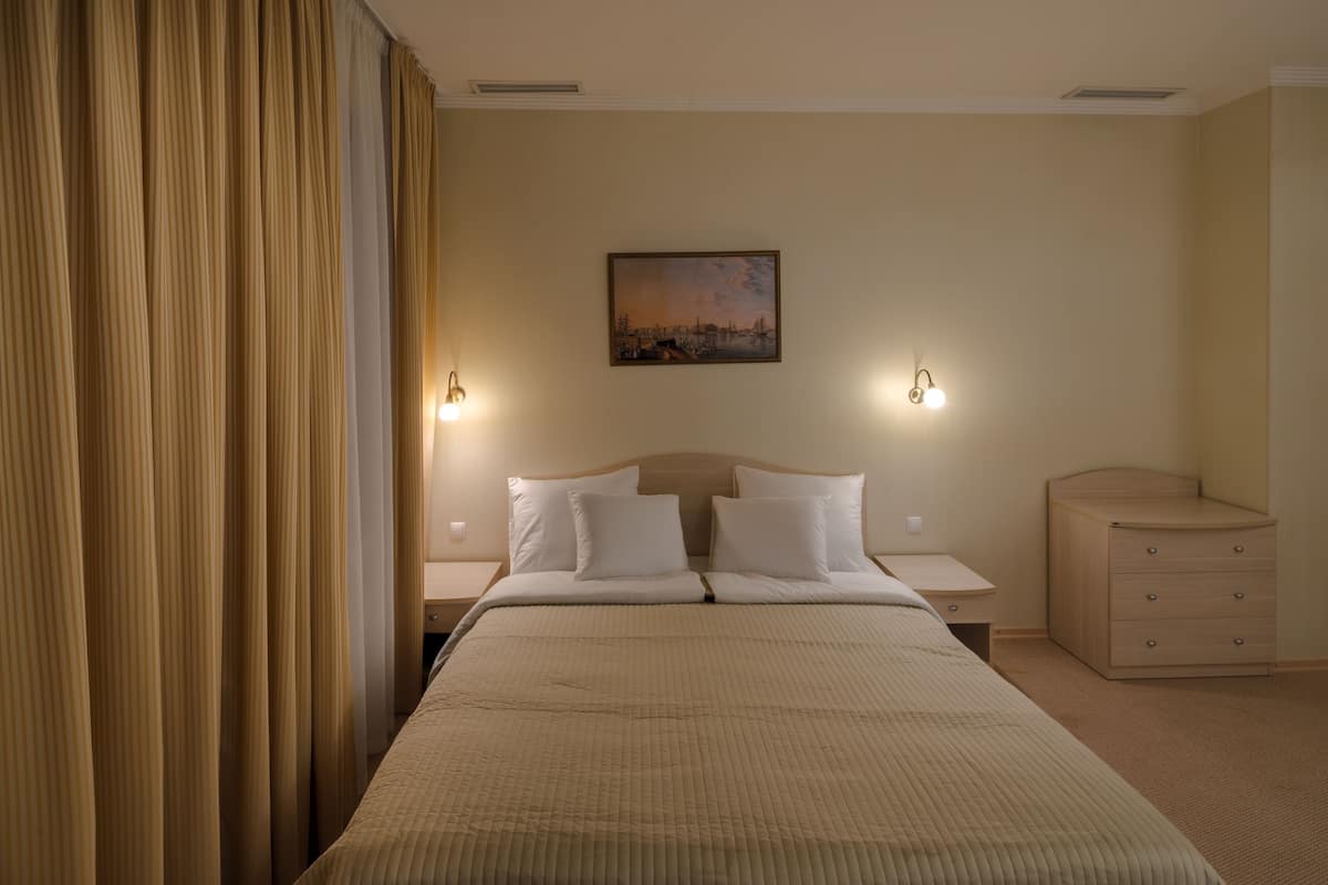 Departamento empresarial, 1 habitación, chimenea, vista al jardín | 1 habitación, ropa de cama de alta calidad y minibar