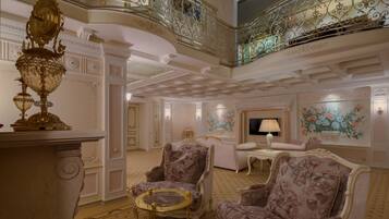 Royal penthouse, 2 slaapkamers, uitzicht op rivier | Woonkamer | Televisie