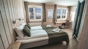 書桌、嬰兒床 (收費)、免費 Wi-Fi、床單