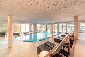 7 piscines couvertes, 8 piscines extérieures, parasols de plage
