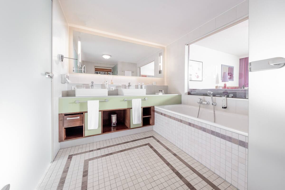 deluxe double room | bathroom | free toiletries, hair dryer, bathrobes, slippers