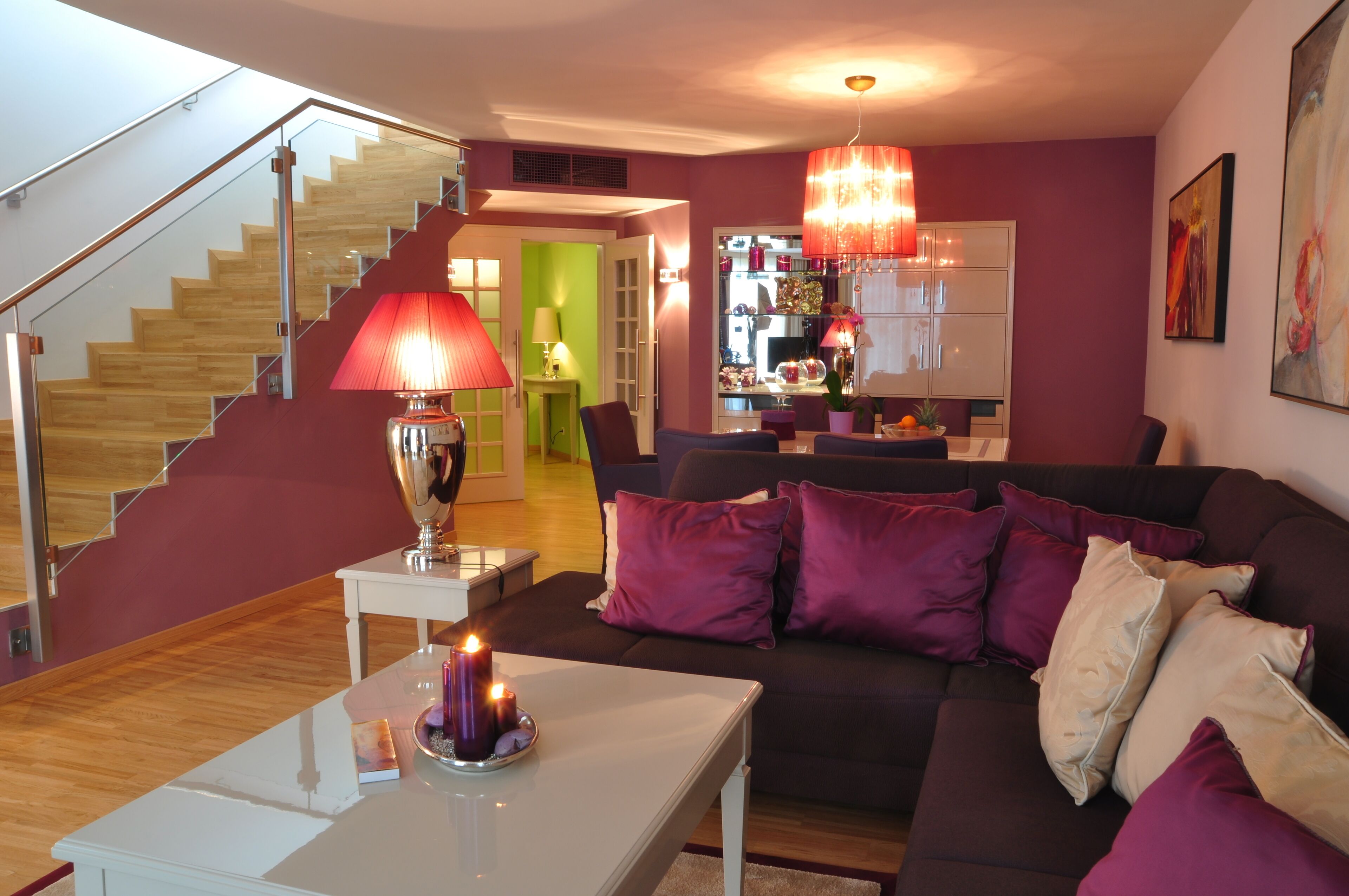 suite | living area | flat-screen tv