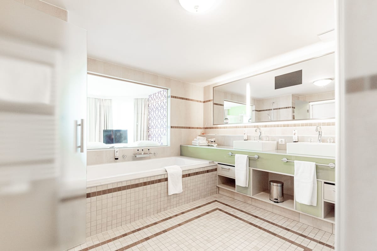 suite, terrace | bathroom | free toiletries, hair dryer, bathrobes, slippers