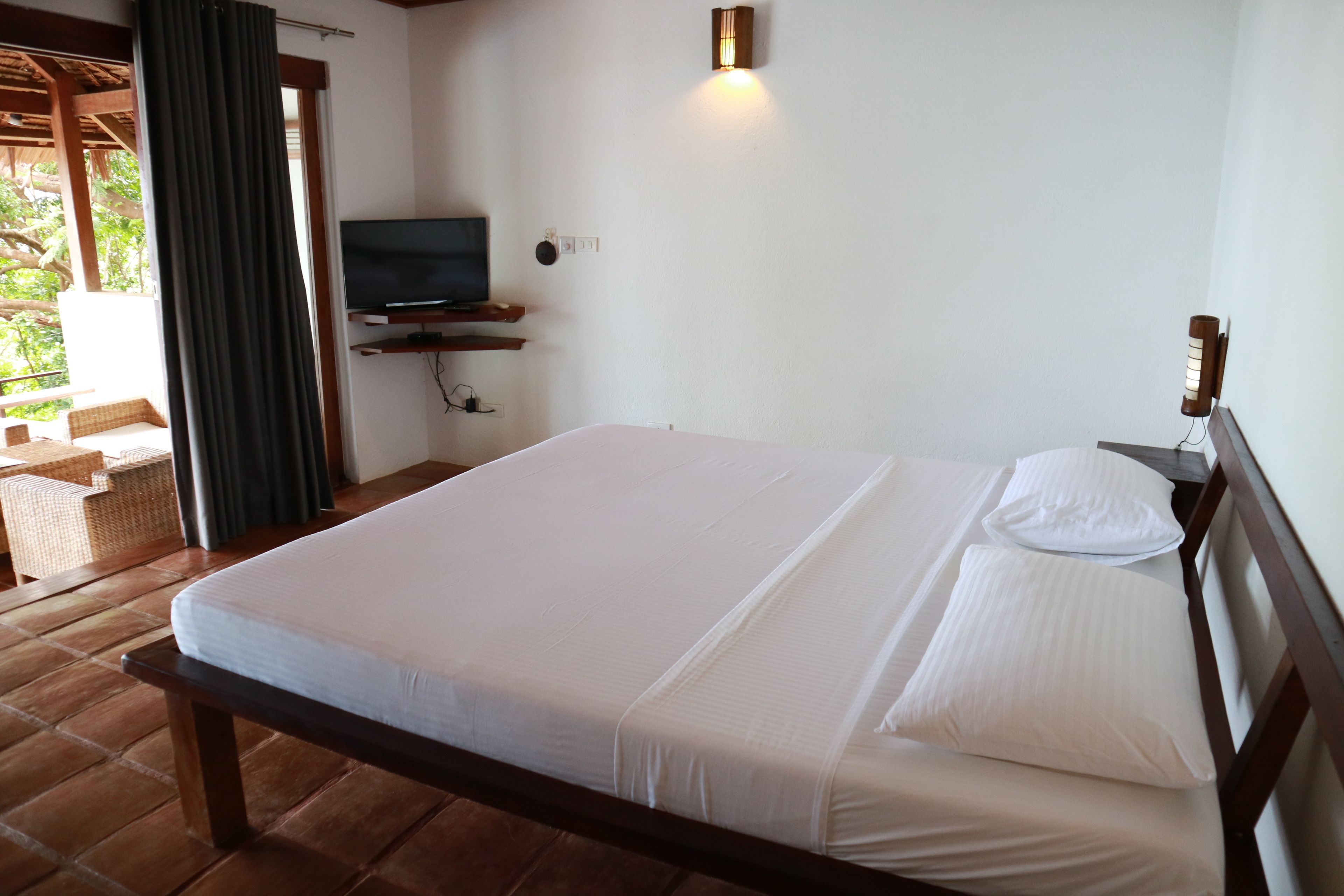 in-room safe, desk, bed sheets