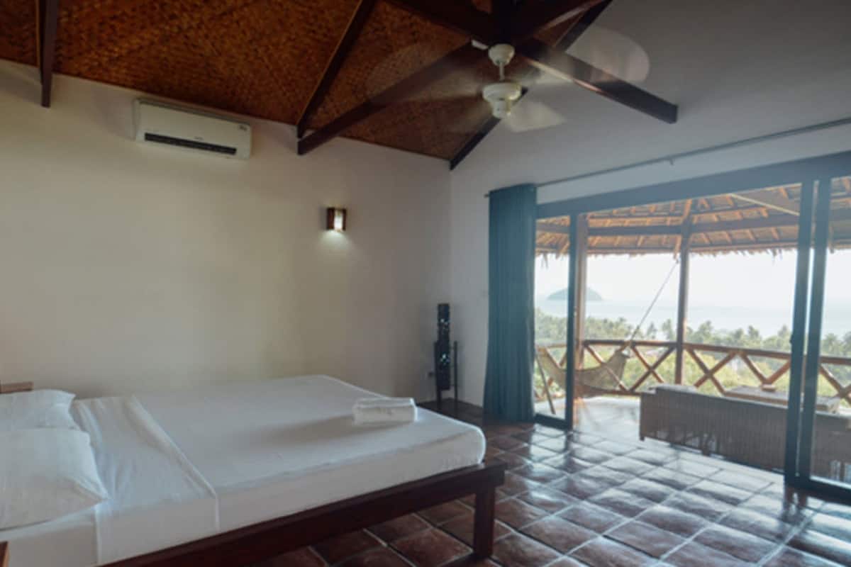 cottage | in-room safe, desk, bed sheets