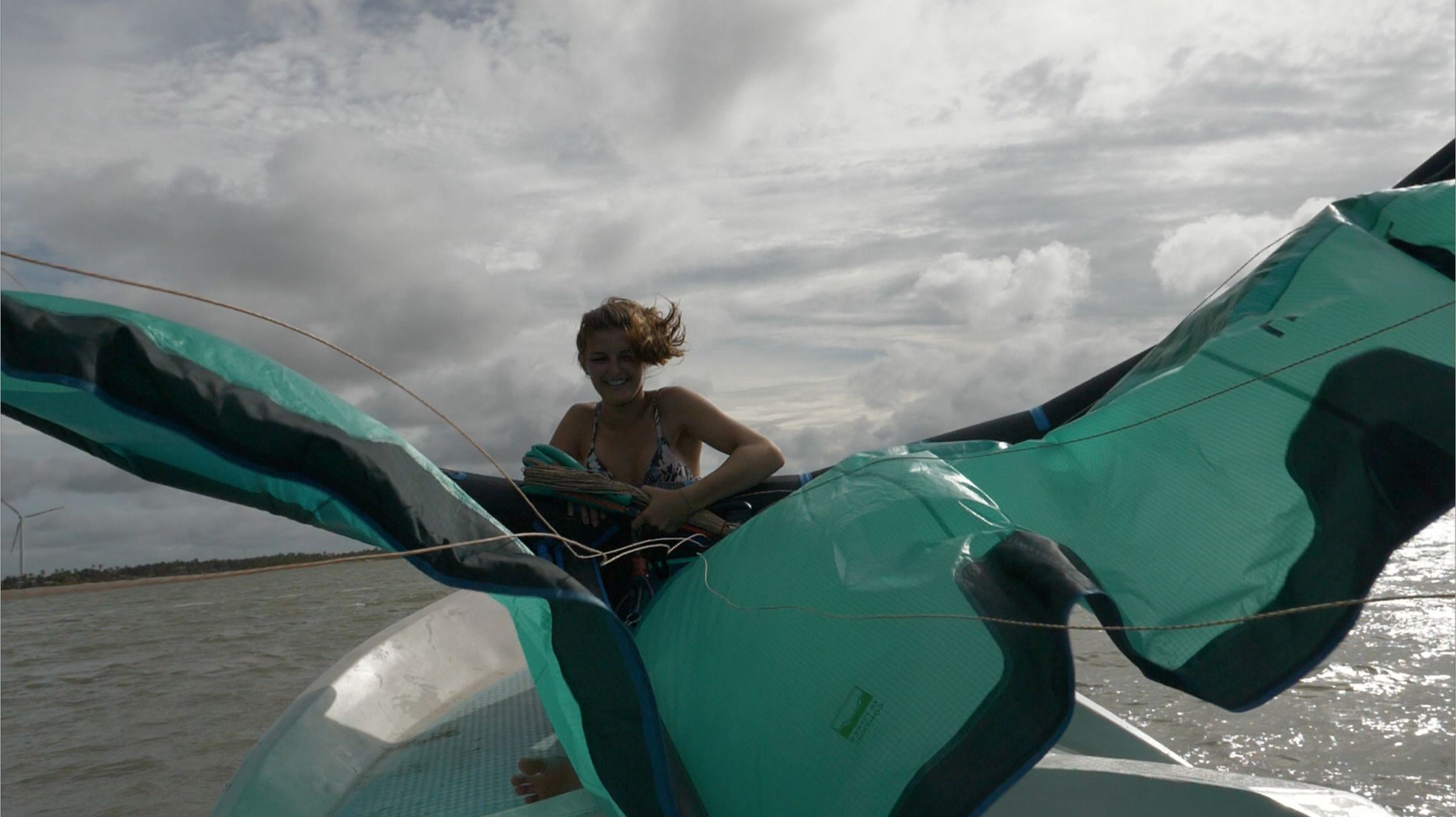Una persona en un barco con una cubierta verde.