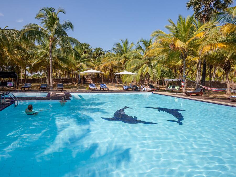 Ulkouima-allas avoinna 8.00–19.00, aurinkovarjoja, aurinkotuoleja