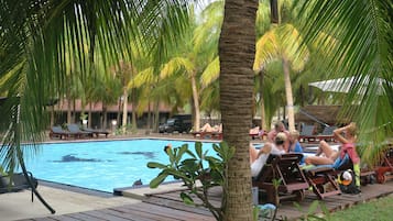 Piscine extérieure, parasols de plage, chaises longues