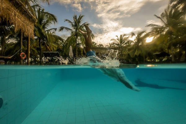 Phòng đôi Deluxe, 1 giường đôi, quang cảnh hồ bơi | Bàn, bộ trải giường, có lối đi dành cho xe lăn