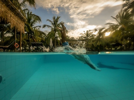 Deluxe Double Room, 1 Double Bed, Pool View | Desk, bed sheets, wheelchair access