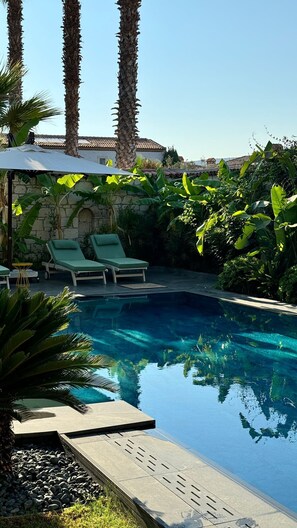 Outdoor pool, pool umbrellas, pool loungers - YuGa Alacati (Cesme)