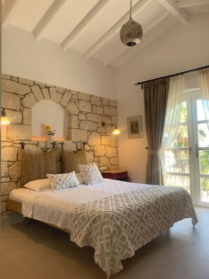 Standard Tek Büyük veya İki Ayrı Yataklı Oda | Masa, ütü/ütü masası, ücretsiz kablosuz İnternet, çarşaf takımı