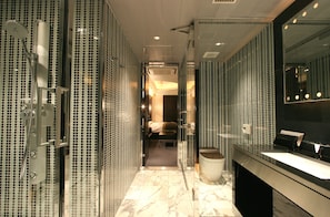 Rainfall showerhead, free toiletries, hair dryer, slippers