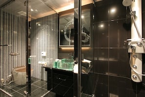 Rainfall showerhead, free toiletries, hair dryer, slippers