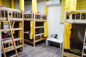 Caja de seguridad en la habitación y tabla de planchar con plancha 