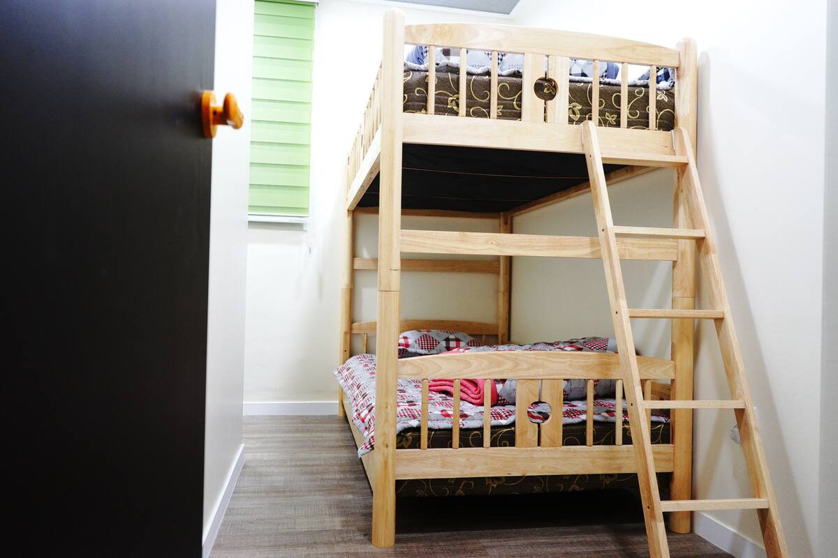 Habitación con 2 camas individuales | Caja de seguridad en la habitación y tabla de planchar con plancha