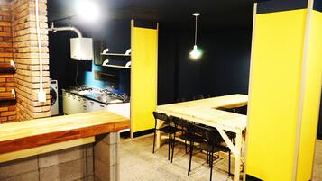 Microondas, cafetera y tetera y utensilios de cocina