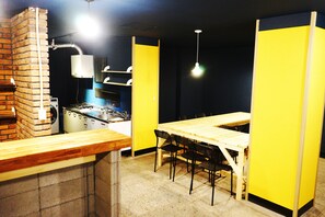 Microwave, coffee/tea maker, cookware/dishes/utensils - Onna Guesthouse - Hostel (Daegu)