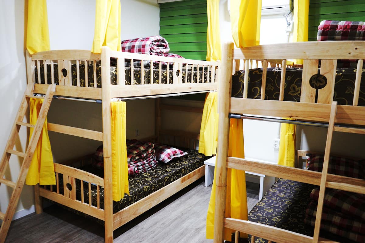 Dormitorio compartido, solo para mujeres (4 persons - B) | Caja de seguridad en la habitación y tabla de planchar con plancha