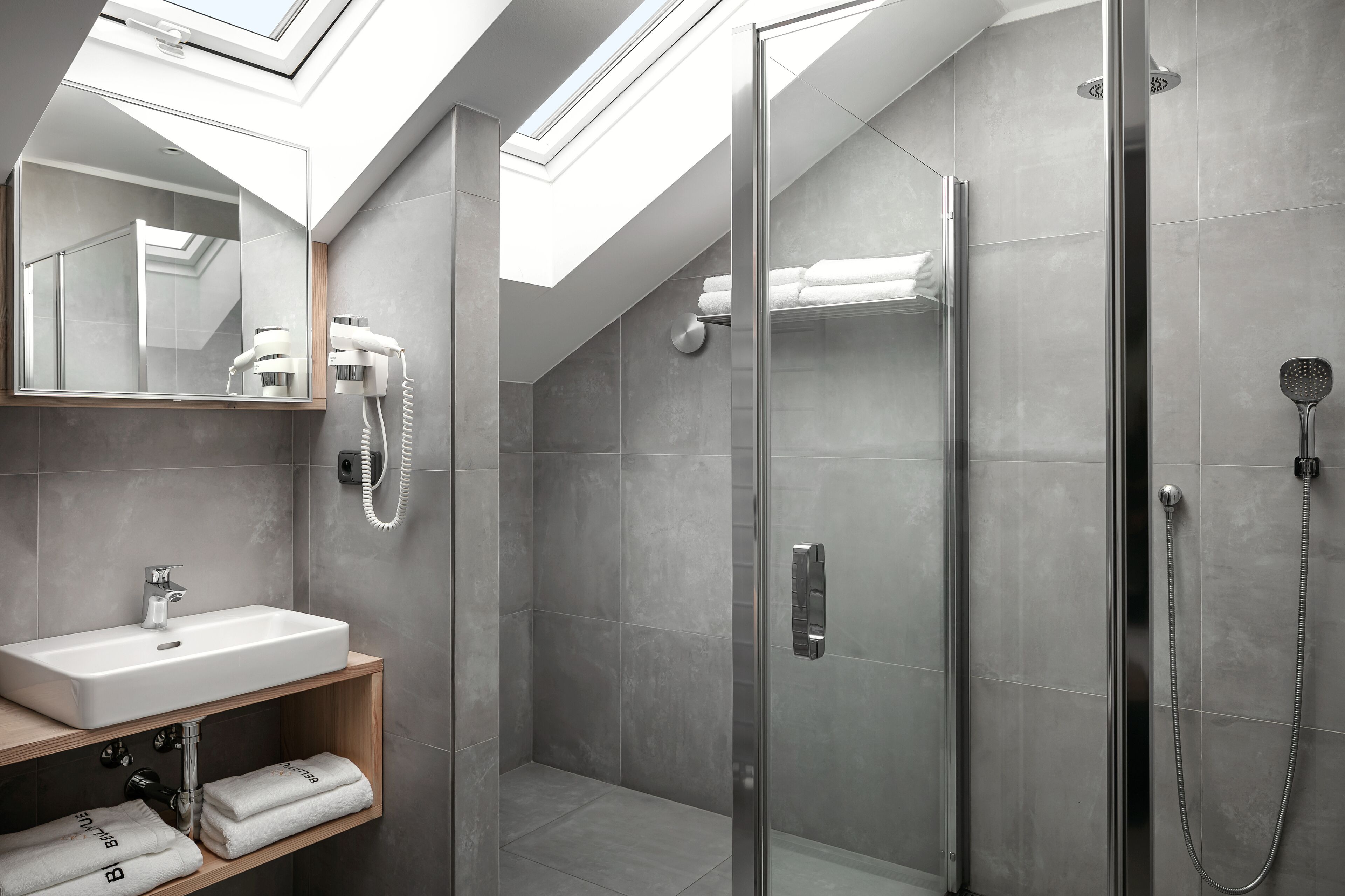 family suite, 2 bedrooms | bathroom | shower, rainfall showerhead, designer toiletries, hair dryer